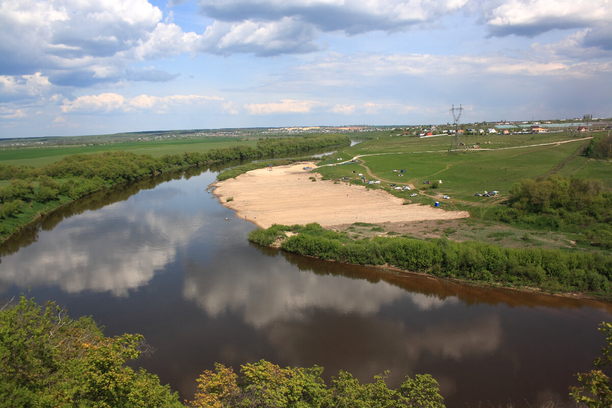 Занимает площадь около 230 га. 