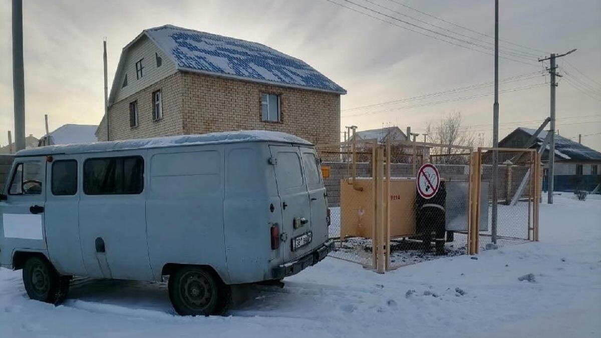    Машина газовой службы возле дома:акимат Астаны