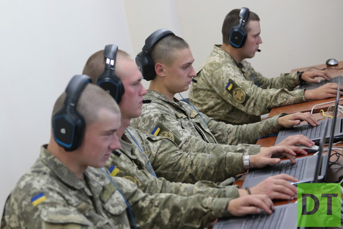    3193660 15.09.2017 Украинские военнослужащие в центре имитационного моделирования боевых действий во время учений Rapid Trident-2017 на Яворовском полигоне в Львовской области. Стрингер / РИА Новости editor