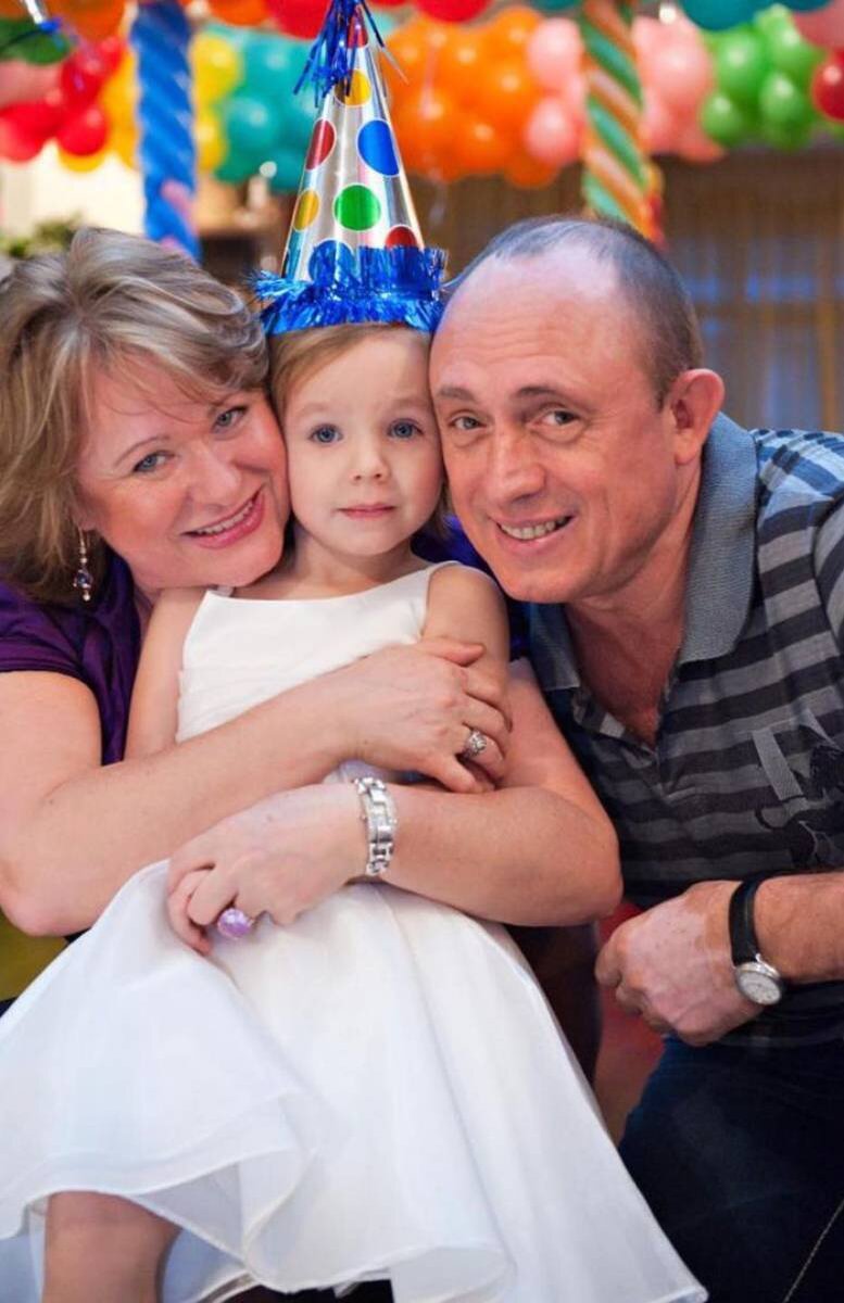    Вера Алдонина в бабушкой и дедушкойСоцсети Таисии Началовой