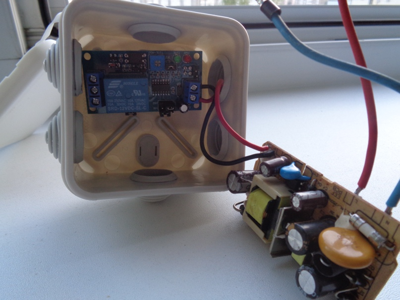 реле времени и блок питания 12 вольт в монтажной коробке 80+80. 