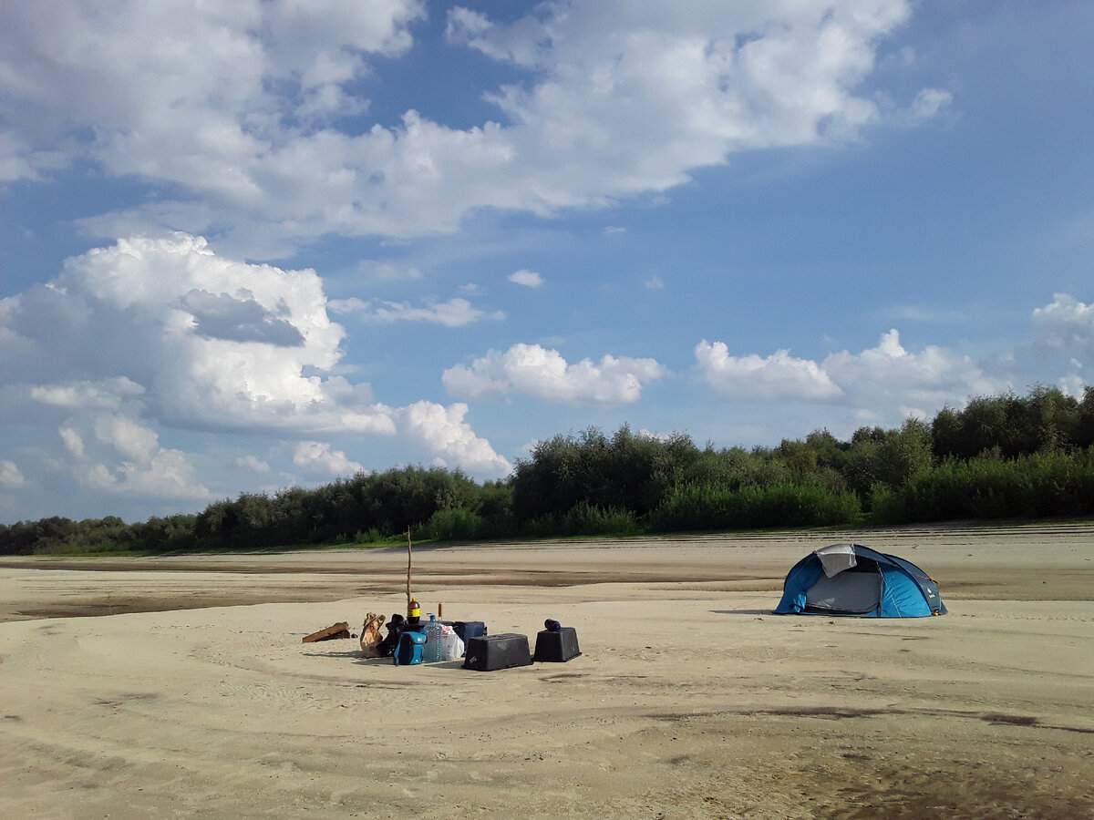 Собираемся ночевать на пустынном песчанном берегу реки. Тобольский р-н. Фото из личного архива.