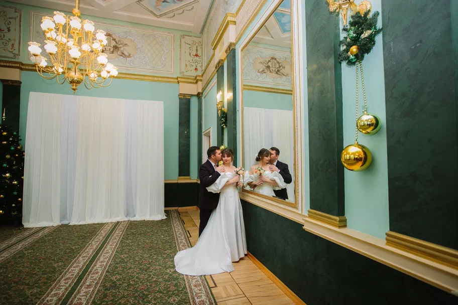 Свадебная фотосессия в интерьера отеля "Даниловский" после регистрации брака (фото Анна Павлова fineartphotos.ru)