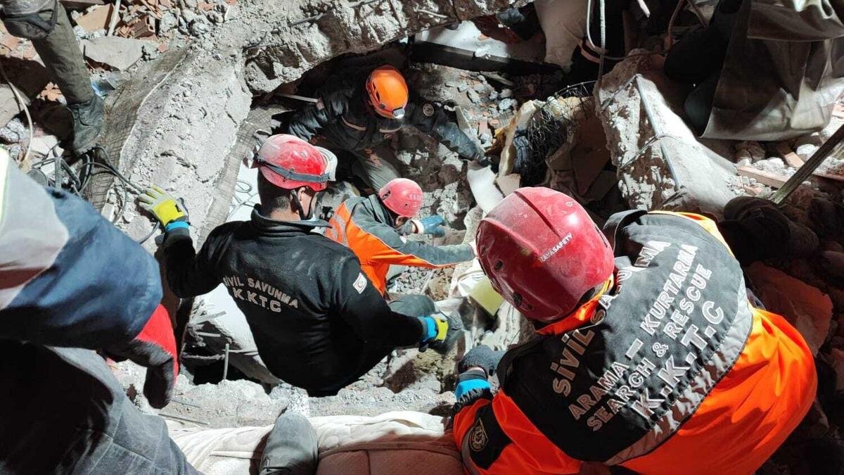    Спасатели на месте завала в Адыямане: Civil Defence Organization of Turkish Republic Of Northern Cyprus / Handout/Anadolu Agency via Getty Images