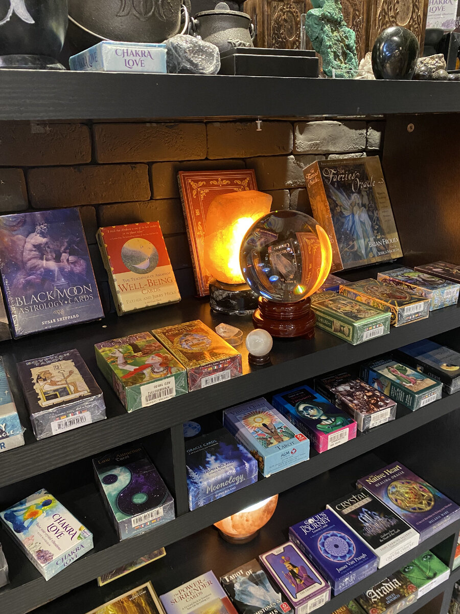 Прилавок с картами Таро эзотерического магазина 