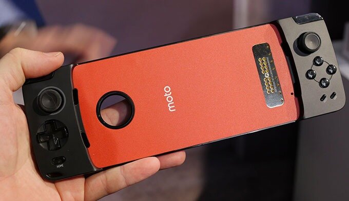 Одна известная компания уже давно выпускает геймпад для линейки некоторых своих телефонов. Устройство идеально подходит для управления в старых играх и чуть хуже во многих во многих современных.