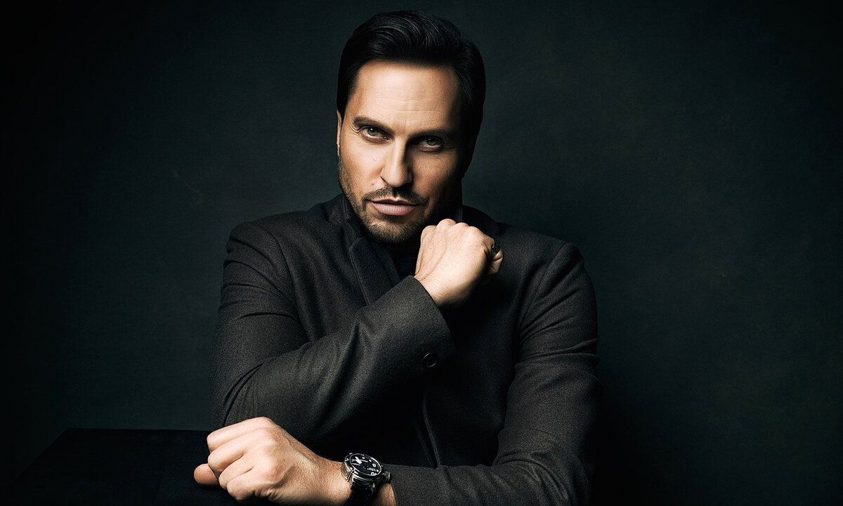 Александр Ревва (Солнце и Марс в Деве) — российский шоумен, комедийный актёр, телеведущий, певец