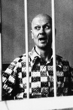 *На суде маньяк начал изображать из себя сумасшедшего. Кричал, что ждет ребенка, что он — кормящая мать