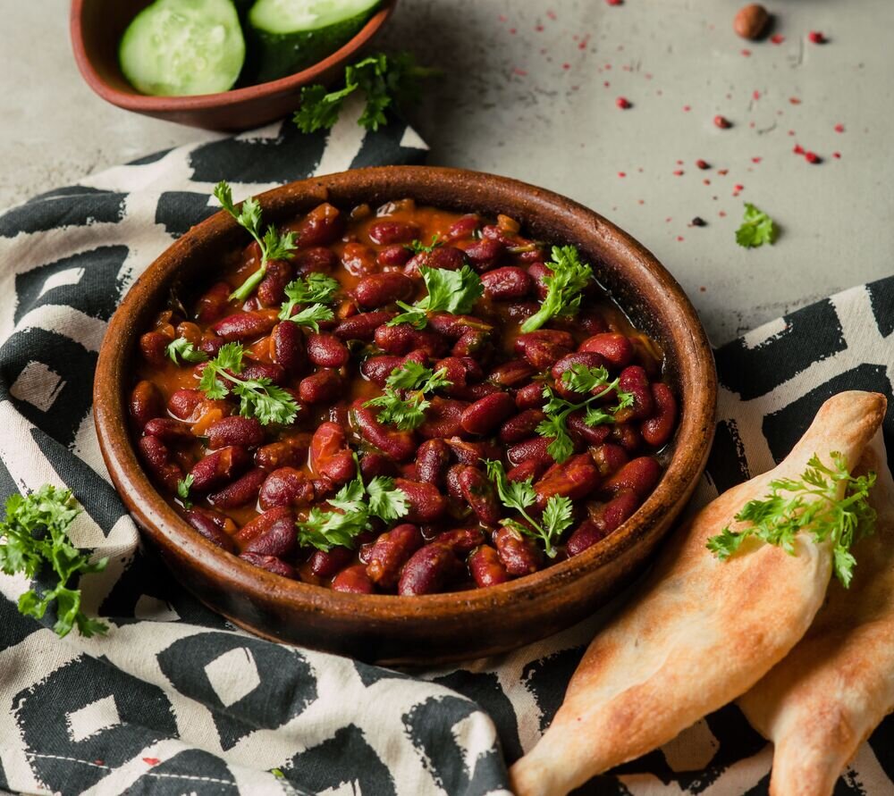 Тушеное лобио. Лобио на кеци. Лобио по мегрельски. Лобио с красной фасолью. Красная фасоль с мясом.