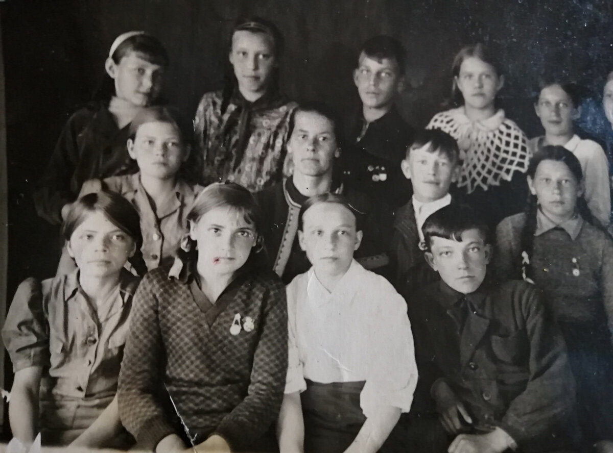 Школ было 1940. Школьники 1940 года. Старая школа. Школьники 1941. Выпуск 1941 года