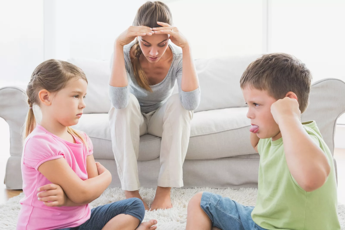Брат не говори маме. Конфликт между детьми. Воспитание ребенка. Родители и дети. Семейные конфликты.