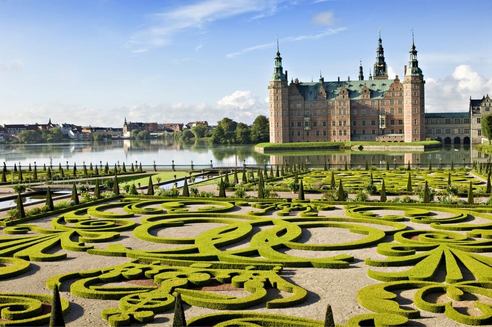 Фото из интернета:  https://www.veranda.com/travel/g30083514/beautiful-castles-in-the-world/