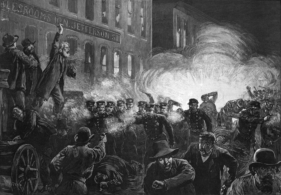Митинг на Хеймаркет в Чикаго 4 мая 1886 года против полицейской жестокости. Накануне, 3 мая полицейские убили четырёх и ранили несколько десятков рабочих. 