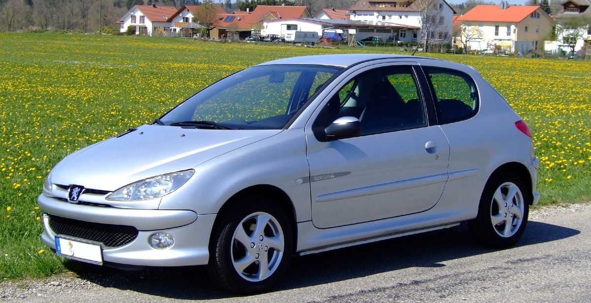 Peugeot 206 — автомобиль французской компании Пежо. Выпускается с 1998 года.

Несмотря на свой возраст и наличие преемника в виде Peugeot 207 (у которого уже тоже есть преемник в виде Peugeot 208, при этом Peugeot 207 снят с производства), до сих пор успешно продаётся в варианте Peugeot 206+, а также в изменённом виде под маркой «Citroën C2» в Китае.

По данным газеты «Авторевю», за 2007 год в России было продано официально 8159 машин, что составляет 62 % от всех официально проданных автомобилей Пежо в России. Плюсом автомобилей французской марки на Российском рынке является большое количество машин на складах автодилеров, нежели других производителей конкурентов, очередь на машины которых может достигать до 5 месяцев.

Peugeot 206
2001-2003 Peugeot 206 (T1) GTi 3-door hatchback 01.jpg
Общие данные
Производитель
PSA Peugeot Citroën
Годы производства
1998 — настоящее время
Сборка
Великобритания Ковентри (до 2007) 
Испания Мадрид 
Франция Пуасси, Франция 
Иран Iran Khodro Company
Класс
Малый
Дизайн
Тип кузова
5‑дв. хетчбэк (5‑мест.) 
3‑дв. хетчбэк (5‑мест.) 
4‑дв. седан (5‑мест.) 
5‑дв. универсал (5‑мест.)
2‑дв. кабриолет (4‑мест.)
Компоновка
переднемоторная, переднеприводная
Колёсная формула
4 × 2
Двигатель
бензиновый, дизельный (в Россию не поставляется)
Трансмиссия
механическая, роботизированная, 5-ст.
Массово-габаритные характеристики
Длина
3835 мм (хетчбек) 
4028 мм (универсал) 
3835 мм (кабриолет)
Ширина
1652 мм
Высота
1428 мм (хетчбек) 
1460 мм (универсал) 
1373 мм (кабриолет)
Колёсная база
2442 мм
Масса
985—1285 кг
На рынке
Похожие модели
Opel Corsa, Ford Fiesta, Hyundai i20

