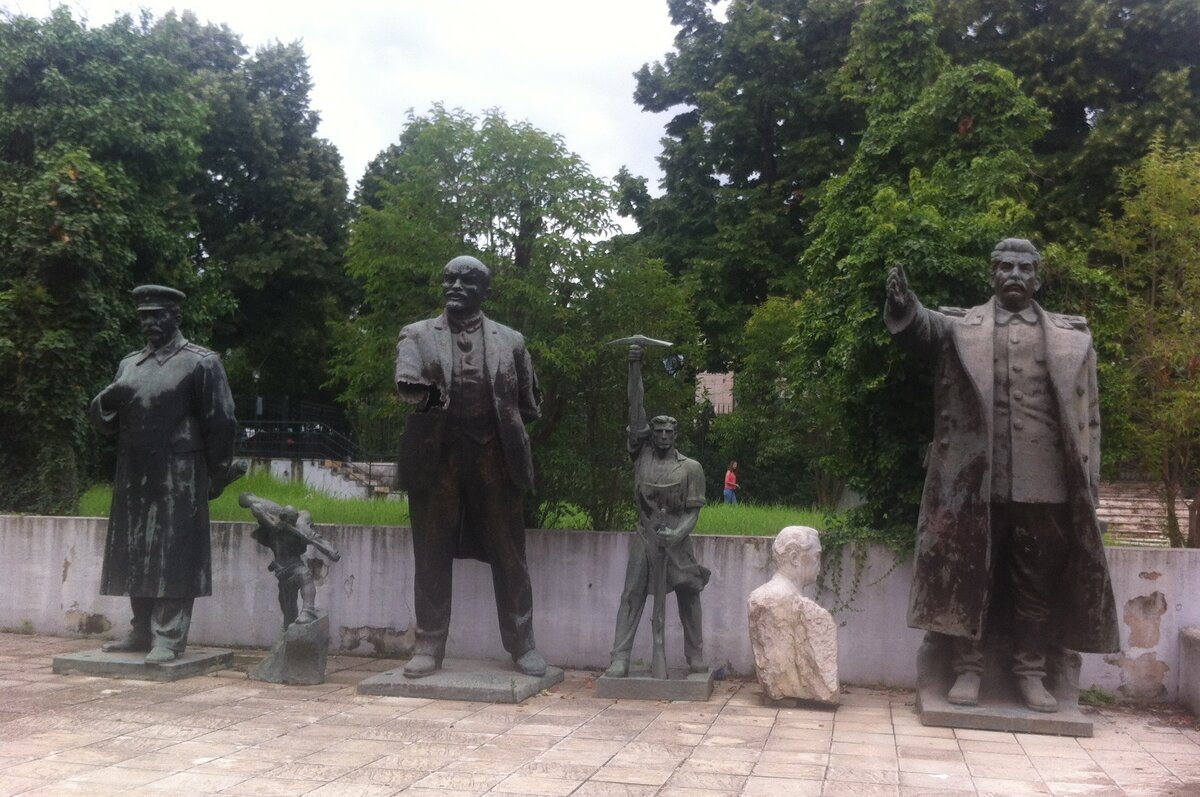 Албания. Тирана. Задворки библиотеки. Фото автора