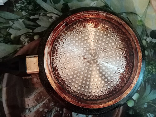 Нашла у себя самую загрязненную сковороду для эксперимента