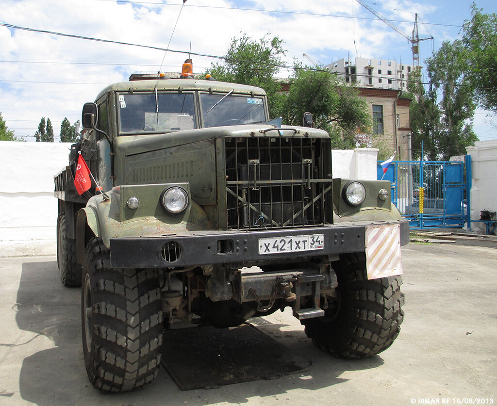 Краз-255Б, который выполняет функцию тягача.