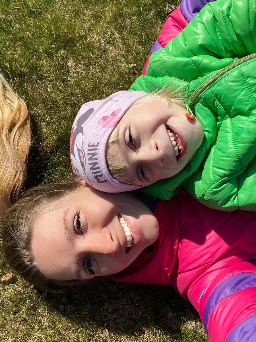 Со мной моя старшая дочка Алиса, ей 6, но пока она отстаёт на 3 года, Сене - младшему-пока ещё меньше 2 месяцев)