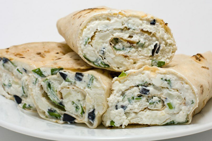 Ингредиенты: 
    Лаваш тонкий — 1 лист
    Творог жирный — 180 гр
    Творог жидкий — 2 ст.л
    Яйцо — 2 шт
    Мак — 50 гр
    Банан — 2 шт
    Изюм — 30 гр
    Сахар — 3 ст.л.