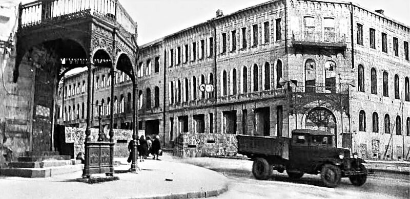   Курск в мае 1943 года. Улица Ленина впадает в Красную площадь. Поперек улицы – баррикады. Куряне готовились защищать свой город до последнего
