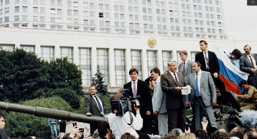 19-21 августа 1991 года. Путч ГКЧП. Ельцин на танке, защищающем Белый дом по приказу Грачёва