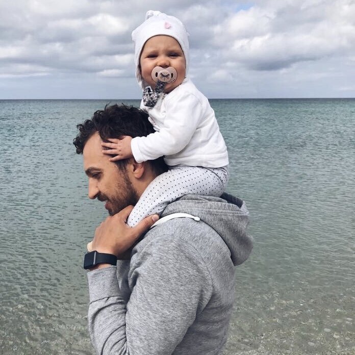 На фото дочке 9 месяцев. И она уже во всю играет с пластилином