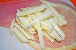 ШАГ 2:
Порезать картофель толщиной 0,7-1 см