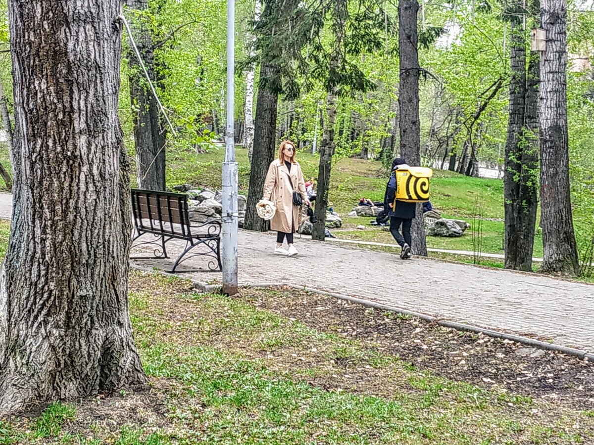 Со всеми курьерами мы говорили в парках, пока у них был перерыв. 
