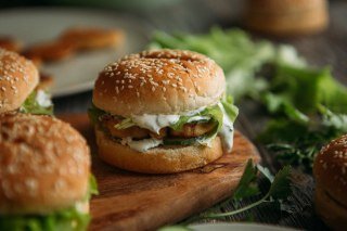 ​​Бургеры с курицей и сметанным соусом