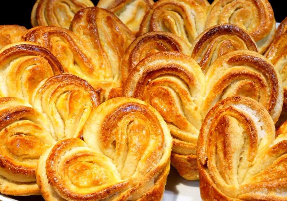 Московская сахарная плюшка-это булочка из моего детства,вкусная,сладкая в виде сердечка.Помню мама мне  в детстве их часто пекла,я до сих пор помню их вкус.Хочу и вам предложить испечь их и вспомнить ваше детство.Эти булочки конечно можно купить в магазине,но согласитесь ,вкуснее домашней булочки ничего нет,ведь вы их приготовите с любовью.Тесто хорошо в работе,булочки готовятся просто и быстро,хранятся долго.