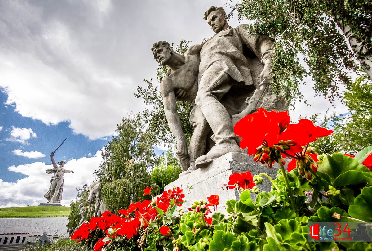 Трогательный волгоград. Мамаев Курган Сталинград Волгоград. Мемориал Родина мать на Мамаевом Кургане. Мамаев Курган Сталинградская битва памятник. Памятник Победы Мамаев Курган.