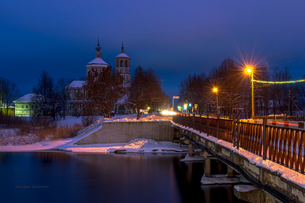 Вероятно, Торопец — ровесник Ладоги, одного из древнейших городов Руси. (1070 г, старше Москвы значительно) Вокруг болота  с шикарными борами и озерами,  что делало этот край труднодоступным. По сей день вокруг здесь мало населенных пунктов. Зато какие тут сосновые леса, словно ты в Карелии оказался.  Его расположение - на реке Торопе между озерами Соломенное и Заликовское - делает город интересным, район обилен  озерами, реками, ручьями, болотами: на территории района расположено 250 озер. Вероятно, Торопец — ровесник Ладоги, одного из древнейших городов Руси. (1070 г, старше Москвы значительно) Вокруг болота  с шикарными борами и озерами,  что делало этот край труднодоступным. По сей день вокруг здесь мало населенных пунктов. Зато какие тут сосновые леса, словно ты в Карелии оказался.  Его расположение - на реке Торопе между озерами Соломенное и Заликовское - делает город интересным, район обилен  озерами, реками, ручьями, болотами: на территории района расположено 250 озер. 