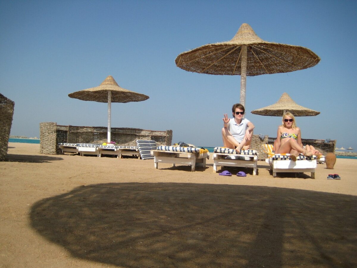 Спокойно полежать на пляже не всегда удавалось, очень часто приставали с пустыми разговорами