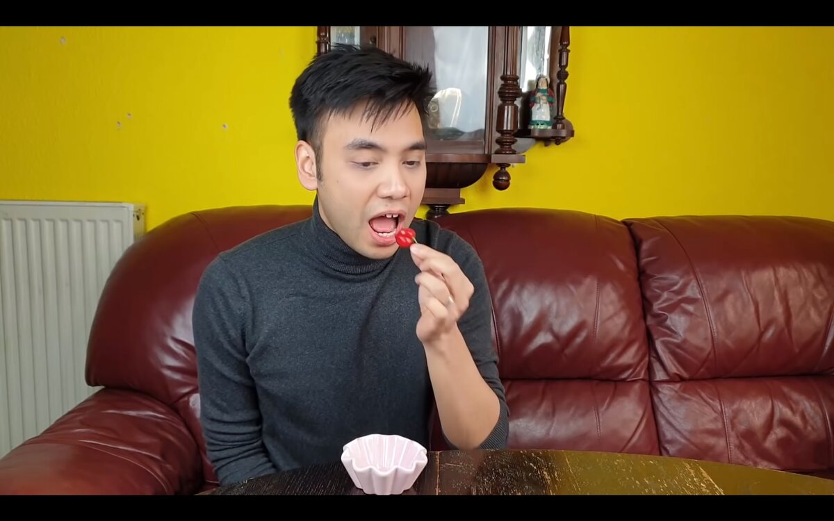 Gigguk, поедающий "Ghost Pepper" и рассказывающий об этом аниме