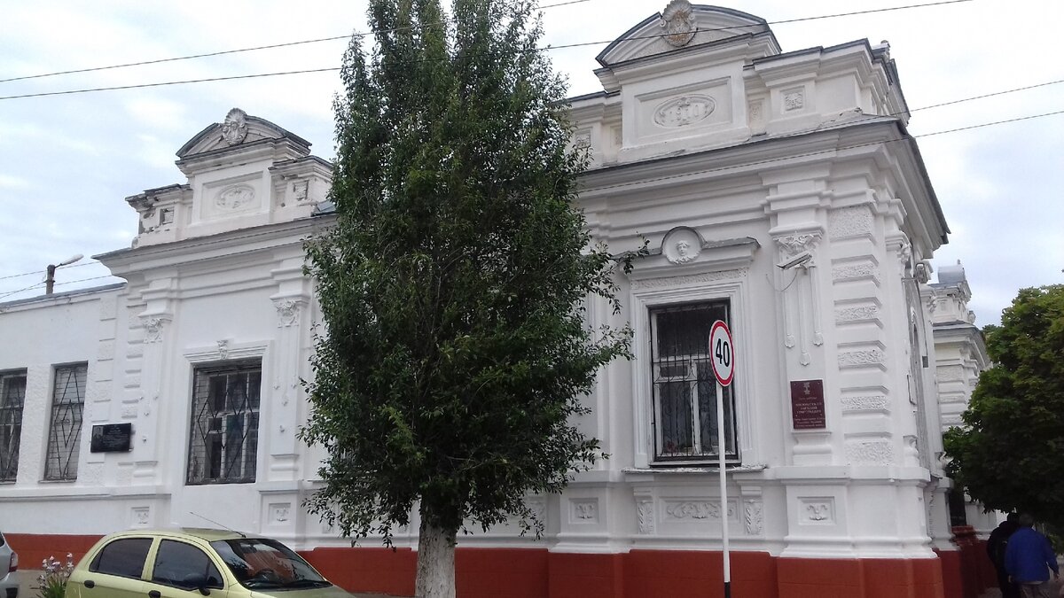 В центре Ейска много вот таких старинных домов