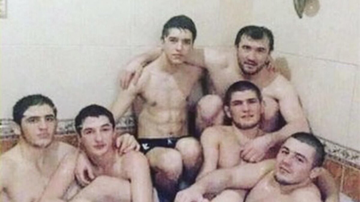 Хабиб с братьями и друзьями