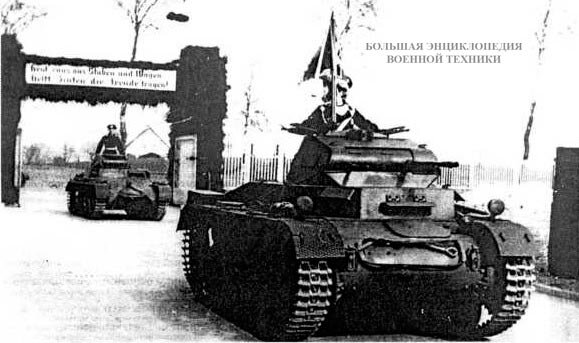 Легкие танки Pz.II Ausf.B и Pz.I Ausf.B из состава 1-го батальона 10-го танкового полка вермахта, расквартированного в Зинтене. Германия, 1937 год