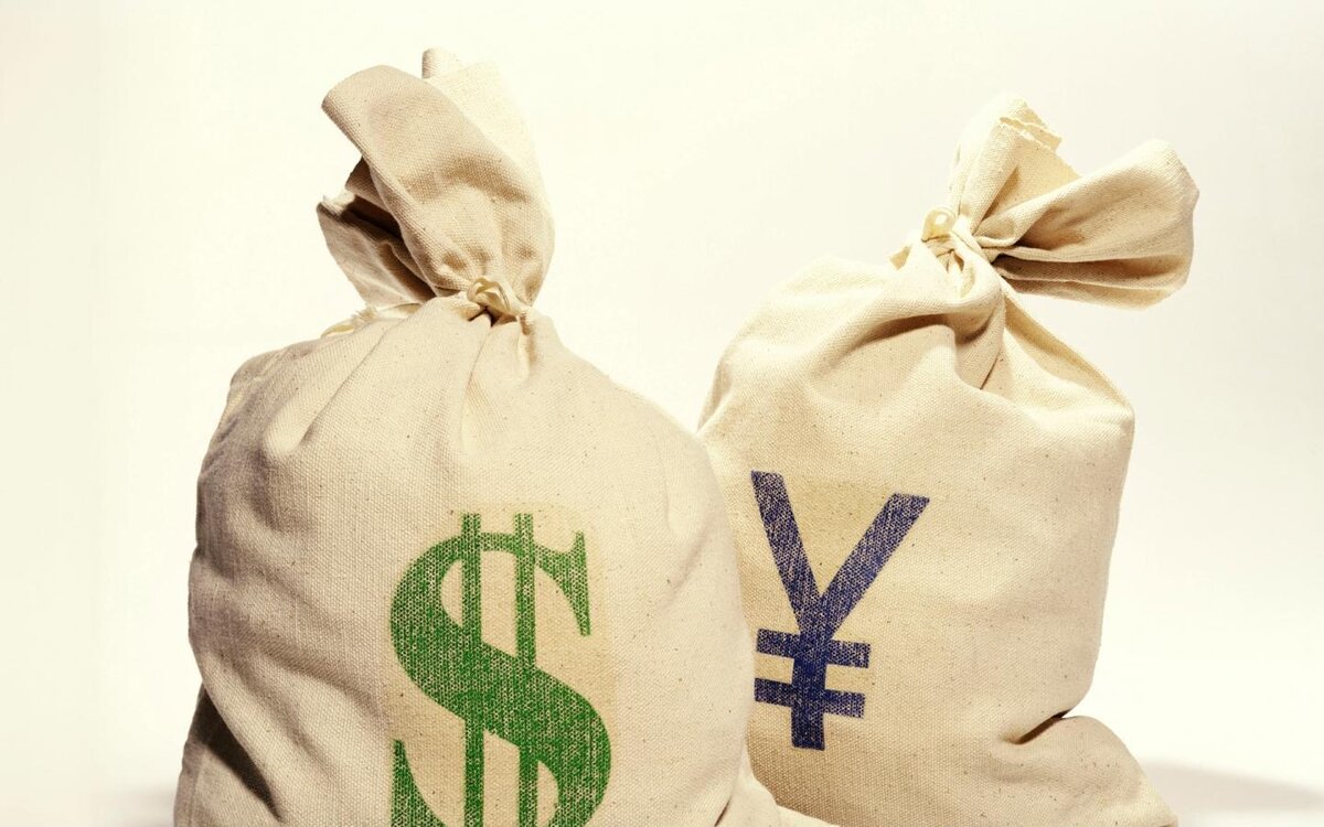 Один из лучших способов проследить разницу процентных ставок — это построить ее график. Каждая валютная пара по-разному реагирует на изменения разницы процентных ставок. Важно помнить, что дифференциал работает в тандеме с валютной парой, поэтому вы смотрите, каким будет будущий дифференциал процентных ставок. На графике доходности 10-летних облигаций США по сравнению с доходностью 10-летних государственных облигаций Японии видно, что разница процентных ставок торгуется в тандеме с валютной парой USD/JPY. Хотя бывают случаи, когда два актива расходятся, со временем они движутся в тандеме друг с другом. Многие задают вопрос, управляет ли дифференциал курсов валютной парой или валютная пара управляет дифференциалом процентных ставок. Поскольку разница в процентных ставках составляет форвардную ставку, ответ — оба. Как трейдер вы хотите оценить, движется ли валютная пара в одном направлении, а разница в процентных ставках движется в другом.