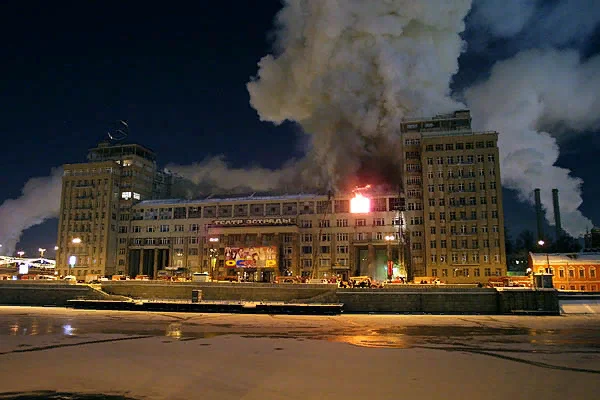 "Пожар в театре эстрады" . Сочельник 2004 года. Обратите внимание, где пожар и где театр: в другом крыле здания. Безвозвратно сгорают остатки моего и шефа прошлого, однако, нам, как погорельцам, никто так и не дал выступить, никто из журналистов интервью не взял. Все в жизни бывает, но жизнь - продолжается. (фото взято в из открытых источников в интернете)  