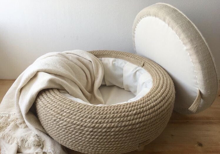 Пуфик с секретом. Туда можно и плед сложить и всякие нужные вещицы. Использовали джутовый канат и ткань. 