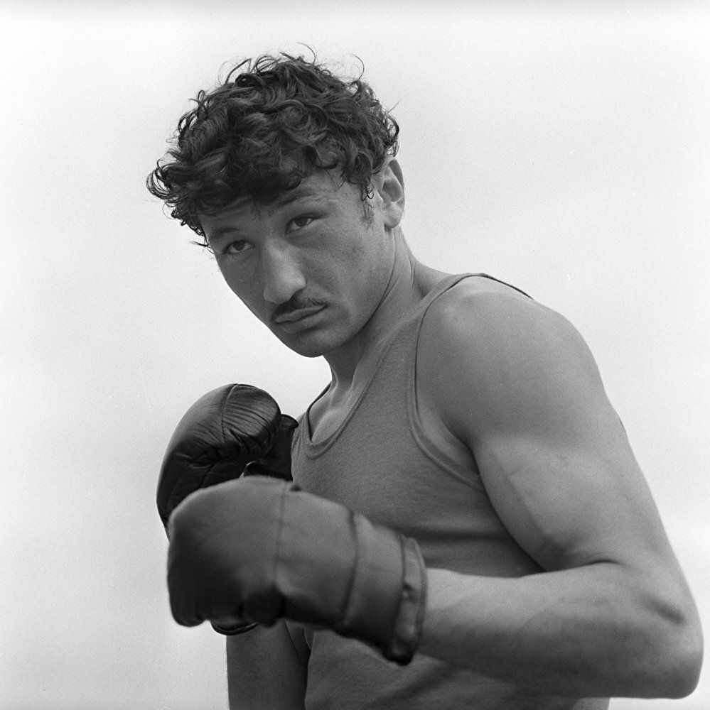 Известно что не так давно  перенес тяжёлую операцию. В октябре нынешнего года исполнится 71 год . Из спорта ушёл непобежденным .  