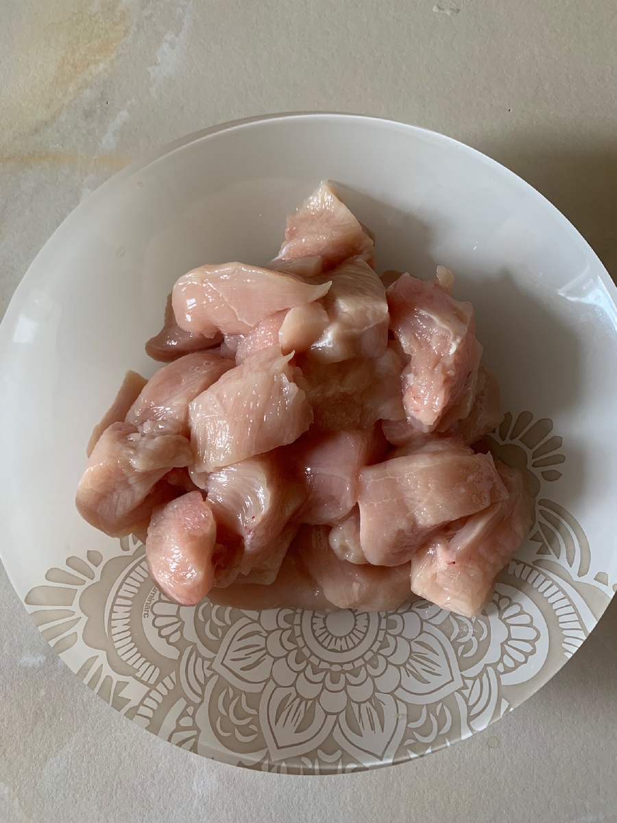 Нарезаем филе на небольшие кусочки 