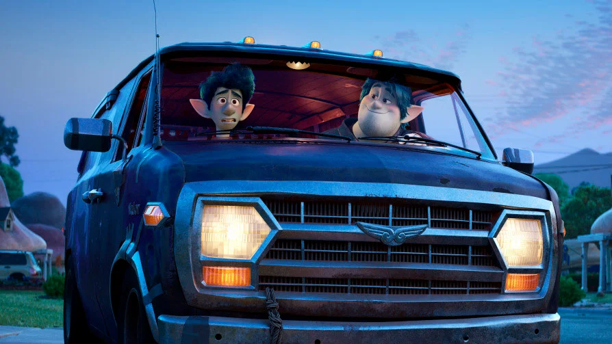 Спустя месяц после «Оскара» за «Историю игрушек 4» Pixar выступает с очередным хитом. Главные герои «Вперед — братья-эльфы Иэн и Барли, которые живут в скучном и спокойном пригороде, населенном разными мифическими существами. Когда-то они владели магией, но отказались от нее ради удобств прогресса. На 16-летие мама вручает Иэну подарок от давно умершего отца. Это волшебный посох и заклинание, с помощью которого папа сможет на сутки вернуться в реальный мир и пообщаться с сыновьями. Увы, воскресить папу удалось лишь наполовину: магический кристалл разрушился, и, чтобы найти его и завершить начатое, братья отправляются в захватывающее путешествие, напоминающее игру «Подземелья и драконы». Иэна и Барли озвучили Том Холланд и Крис Пратт (в российской версии — Филипп Лебедев и Владимир Яглыч), а режиссером мультфильма выступил Дэн Скэнлон («Университет монстров»). Если верить первым отзывам, вышло оригинально, весело и трогательно, хотя некоторые считают, что это далеко не лучший проект Pixar.