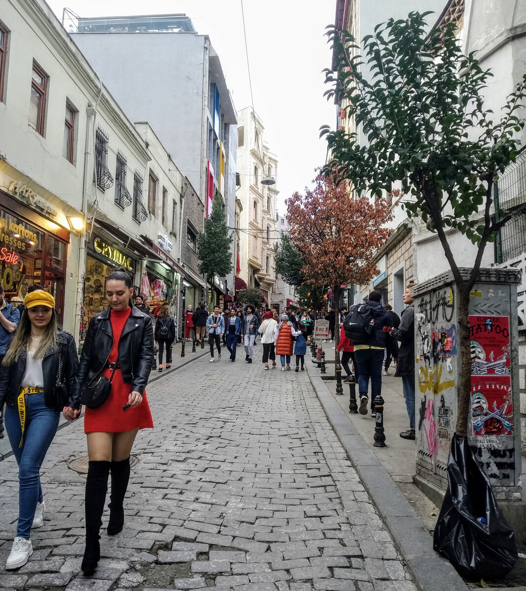 Сегодня улица вымощена брусчаткой, а раньше здесь были ступеньки!