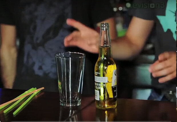 Вам потребуется: пиво, стакан, длинная соломинка