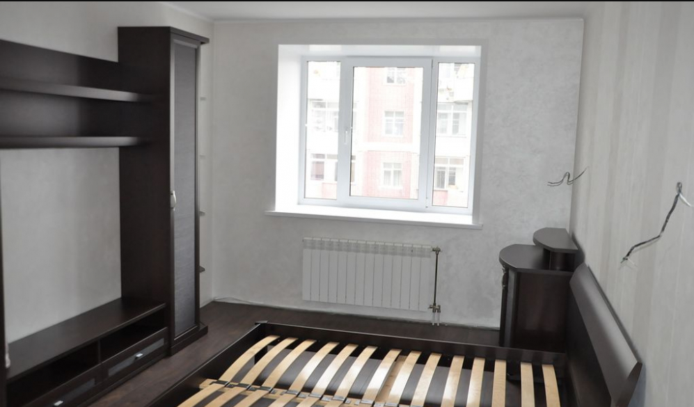 Кстати, на фотографии, которая размещена на Авито, часть квартиры выглядит не так впечатляюще, как в описании...