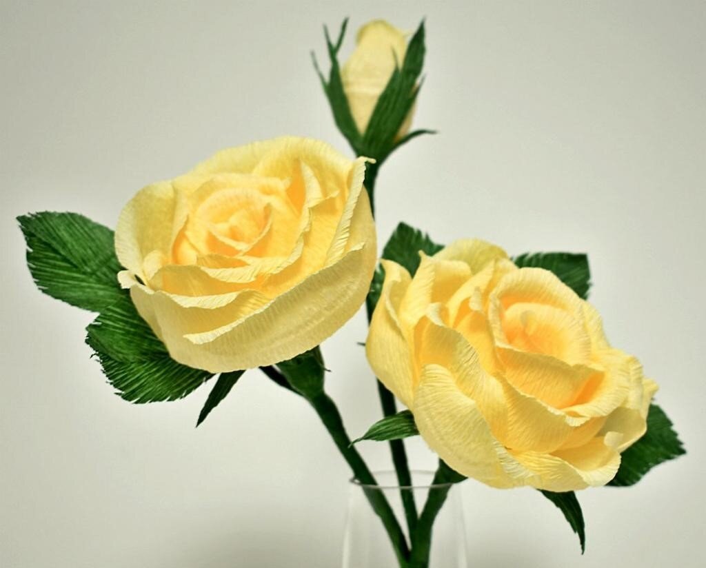 Конфеты - розы из гофрированной бумаги на 8-е марта, мастер - класс с фото, пошагово