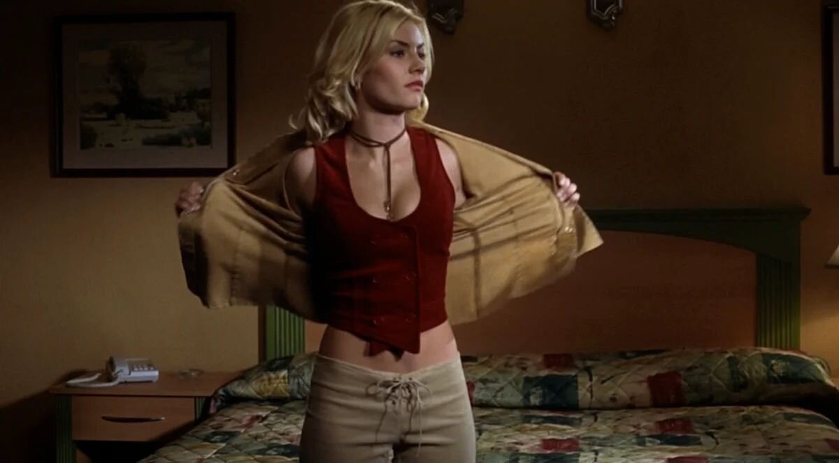 Next 2004. Соседка 2004 Элиша Катберт. Элиша Катберт в фильме соседка. Elisha Cuthbert соседка. Соседка фильм 2004 Даниэль.