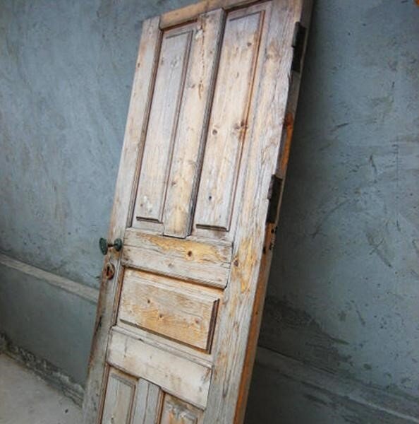 Способы как обновить деревянную дверь своими руками