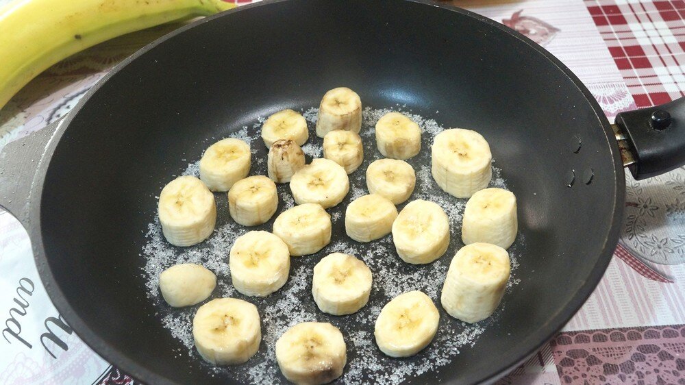 Банановый пирог на сковороде. Пирог с бананом на сковороде под крышкой. Пирог с бананом на сковороде. Как из банана сделать воздушные лепешки на сковороде.